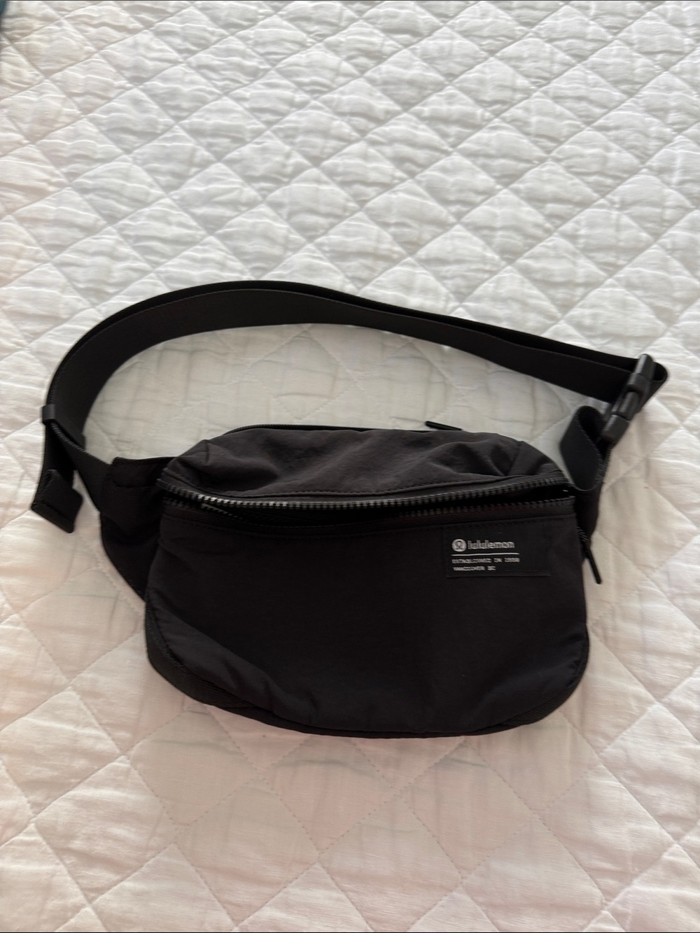 Lululemon Clean Lines belt bag black